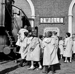 856299 Afbeelding van het bezoek van de als verkeersbrigadiers uitgedoste schoolkinderen uit Meppel en Utrecht aan de ...